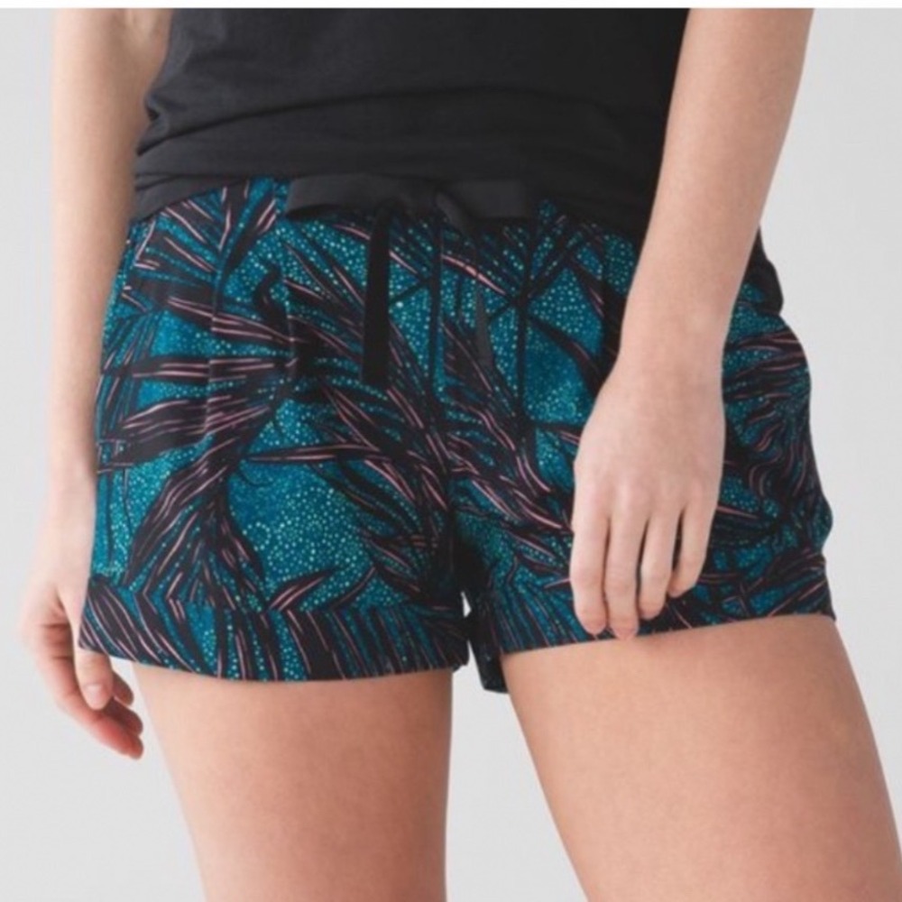 Lululemon Spring Break Away Shorts Sz 6 Teal Black Pink Tropical Palm Print 3"‎